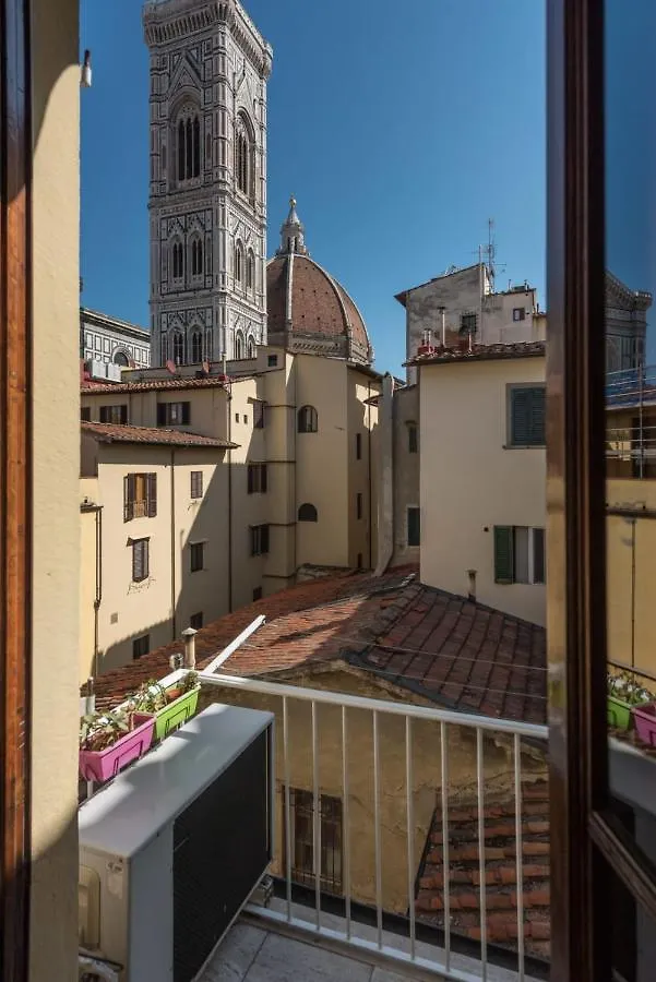 Charming 2Bed Apartment Overlooking Duomo - Hosted By Sweetstay Firenze